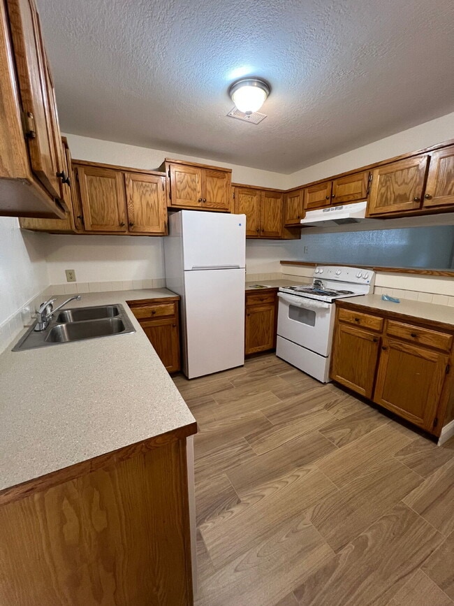 Building Photo - "Charming 2-Bed, 2-Bath Haven in Hollister – Your Perfect Retreat Awaits!"