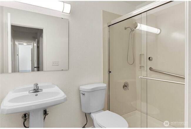 Building Photo - 3 Bed 2 Bathroom Edmonds Condo!