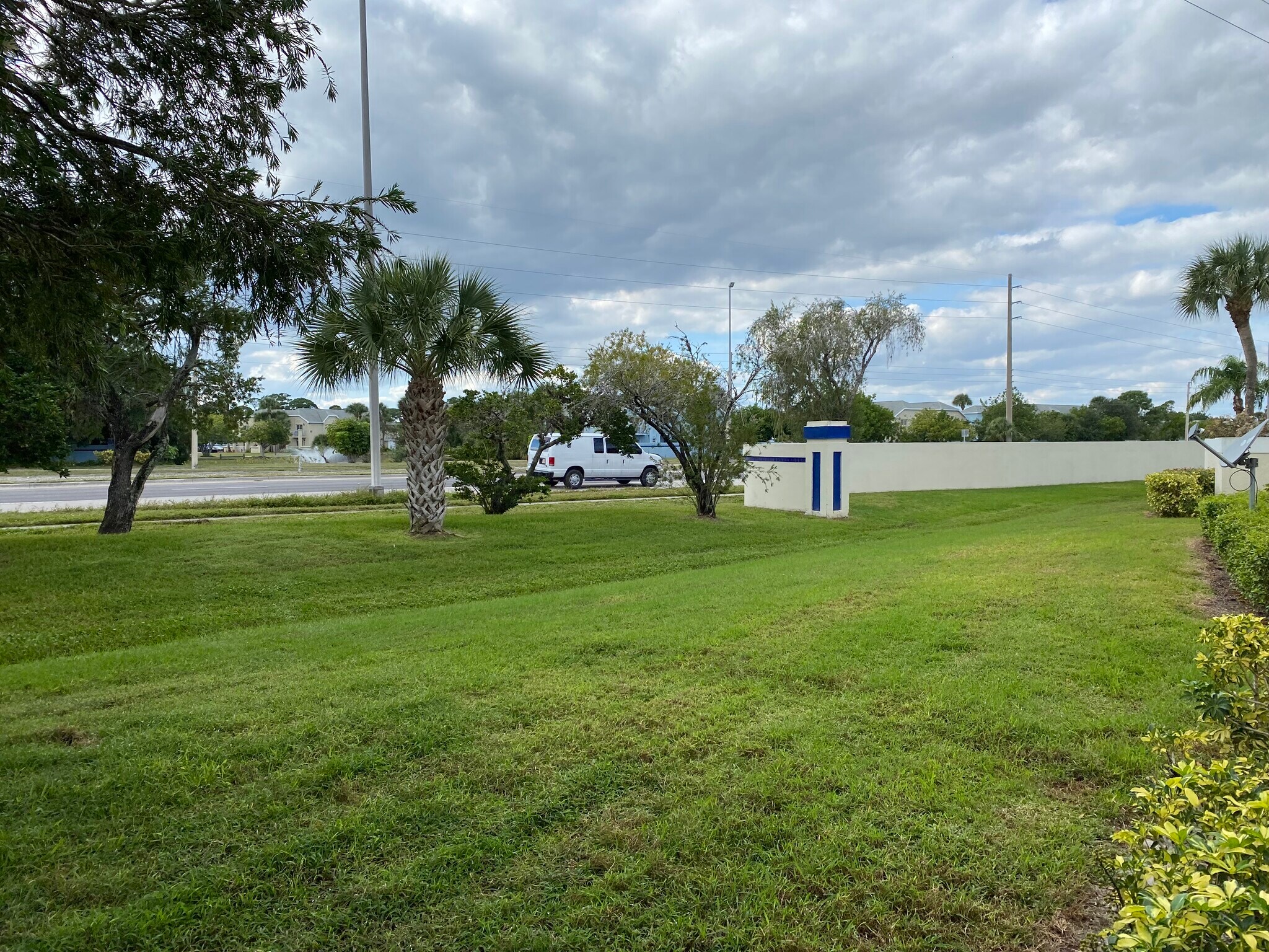 Building Photo - 1530 SE Royal Green Cir
