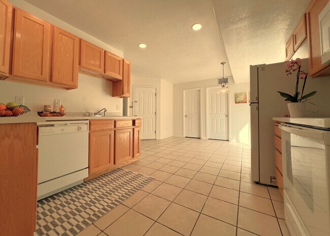 Building Photo - 352 E Newsome Park Ln