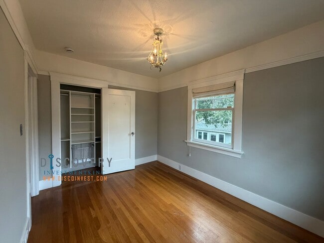 Building Photo - Lakeshore Craftsman with Detached Cottage and Versatile Bonus Rooms