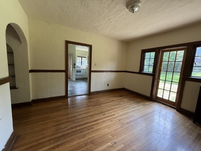 Building Photo - 3-bedroom, 2-bath student house