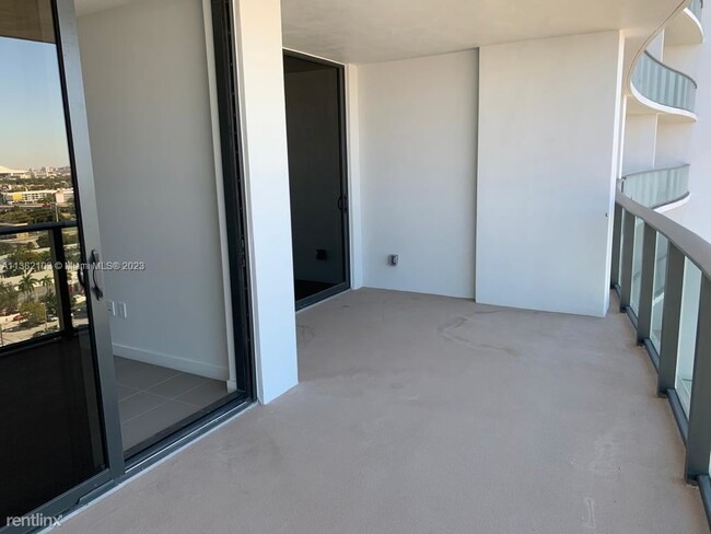 Building Photo - 1 br, 1.5 bath Condo - 1600 NE 1st Ave Ama...