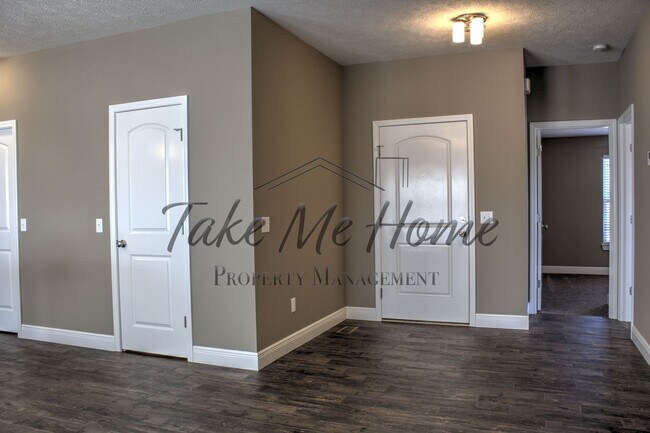 Building Photo - Springfield Schools with Strafford Address!