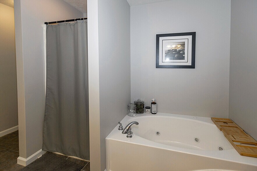 Building Photo - 6595 Reserve Dr