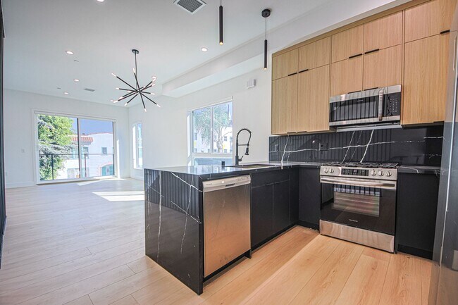 Building Photo - 715 N Gramercy Pl