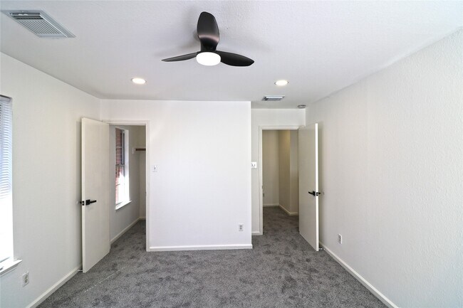 Building Photo - 9611 Rads Point