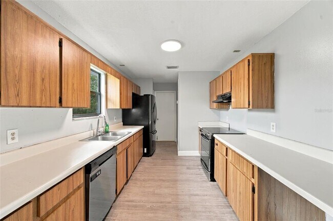 Building Photo - 65 Pine Trce