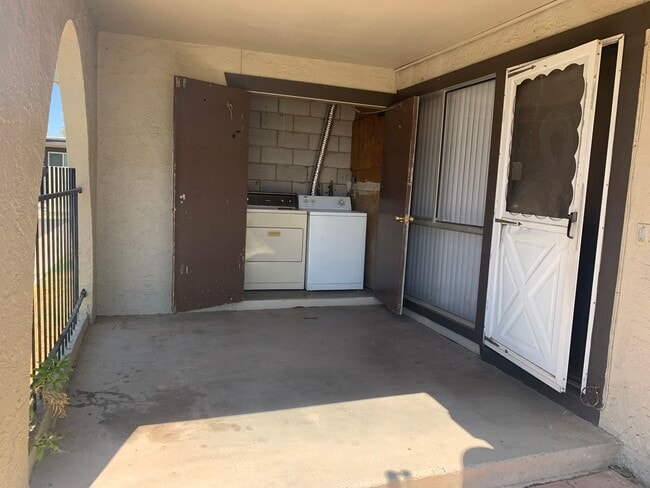 Building Photo - Cute townhome available in Mesa -- 1/2 off first month's rent