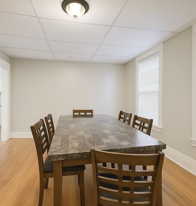 Building Photo - Large 2 Bed Lower Unit with Appliances & Garage Space!