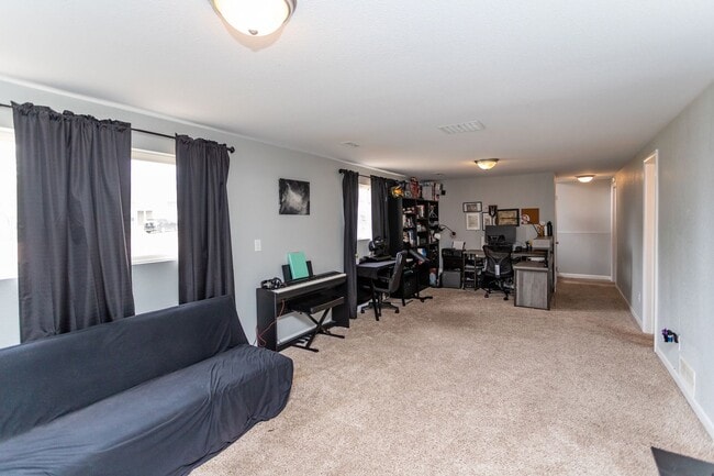 Building Photo - Peaceful Bi-Level Home in a Quiet Cul-de-Sac