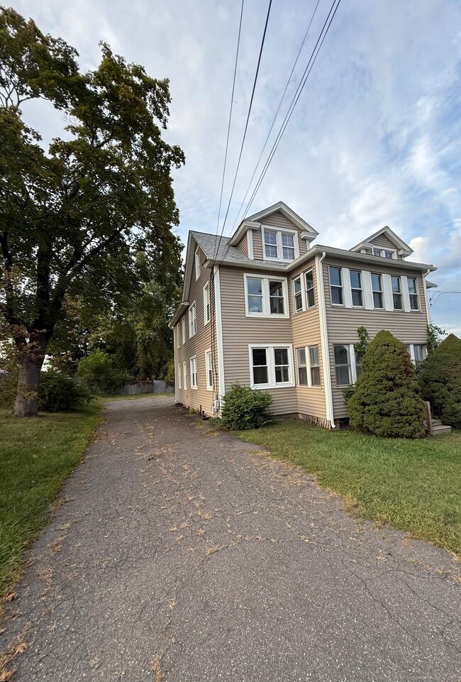 Building Photo - 820 Burbank Ave