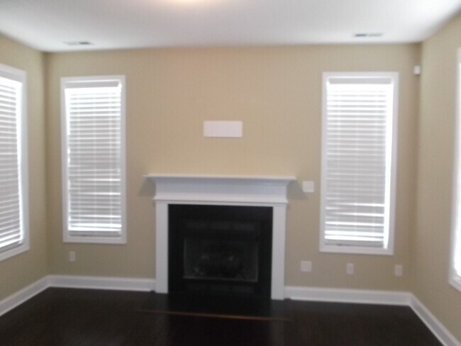 Building Photo - Absolutely Gorgeous!