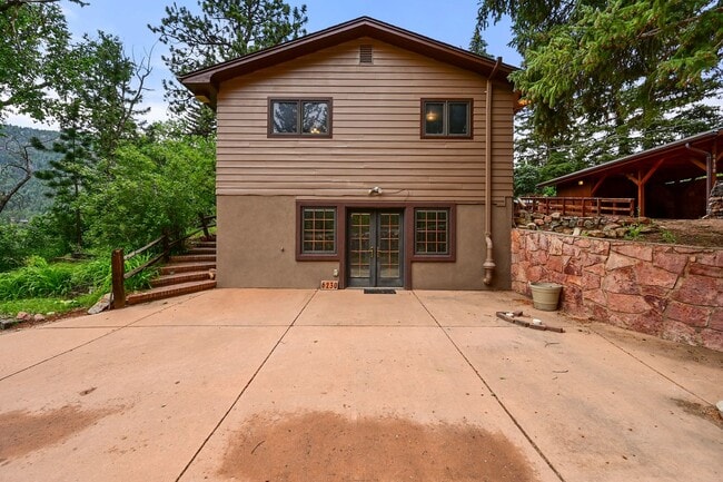 Building Photo - Mountain Life & Views- 4 bed 2 bath