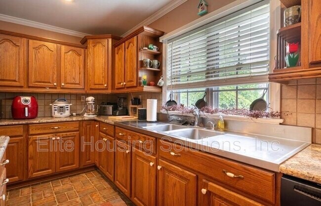 Building Photo - 290 W Ridge St