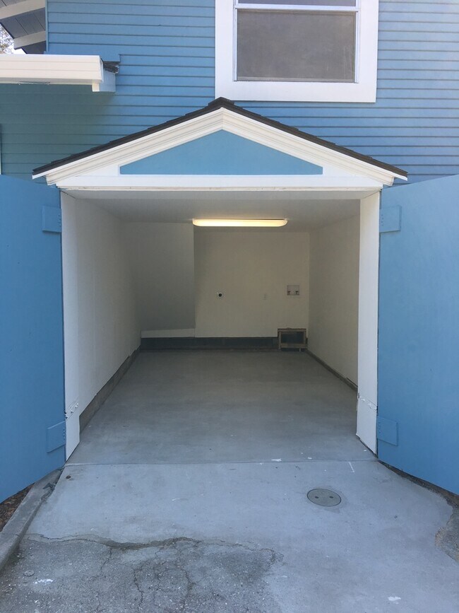 Building Photo - 528 E Washington Ave