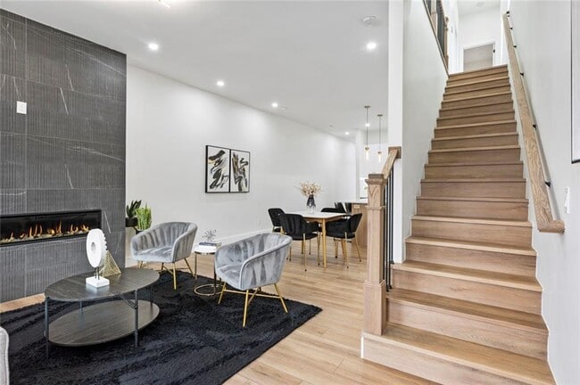 Building Photo - 582 Hope St SW