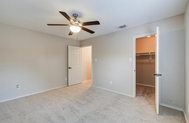 Building Photo - 2631 Woodridge Manor Dr