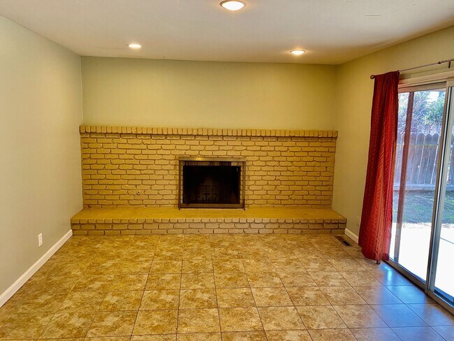 Building Photo - Spacious 3 Bedroom Fresno Home