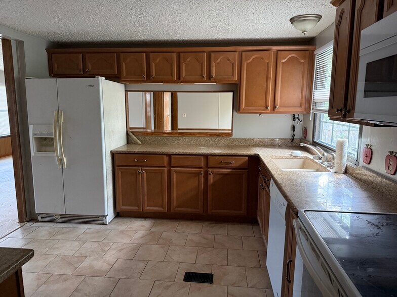 Building Photo - 970 Whippoorwill Way
