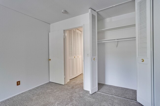 Building Photo - Up-Dated 1/1 3rd. Floor Condo Located in S...