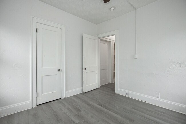 Building Photo - 4930 E 108th St