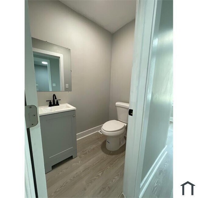 Building Photo - 3 Bedroom Completely rehabbed