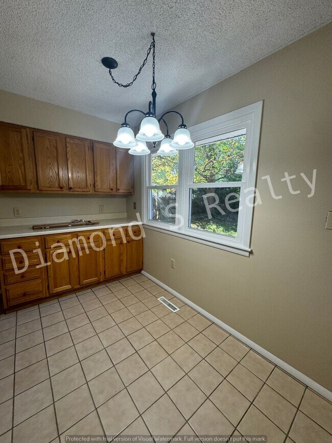 Building Photo - 3 Bedroom Home Located Near Mercy!