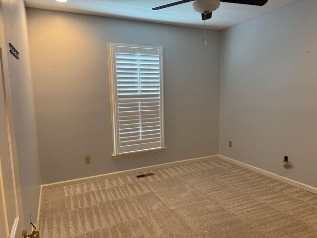 Building Photo - 2BR Bellevue Townhome