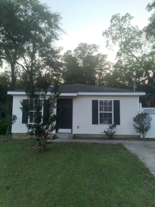 Primary Photo - 305 N College St