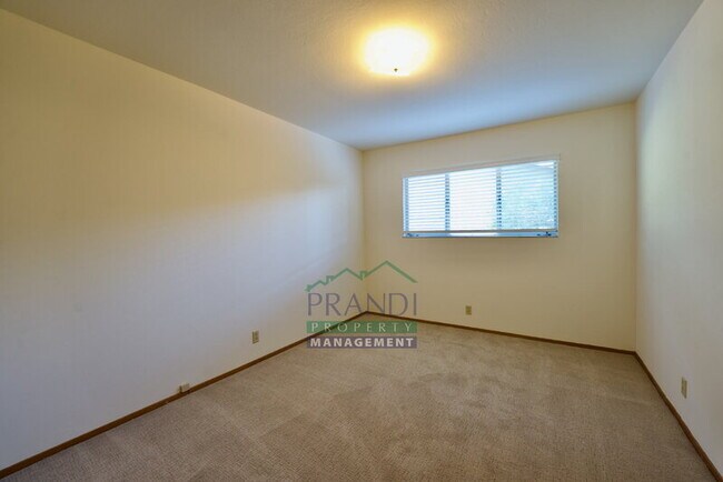 Building Photo - 868 Las Pavadas Ave