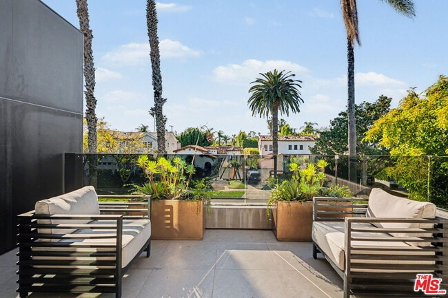 Building Photo - 418 N Sweetzer Ave