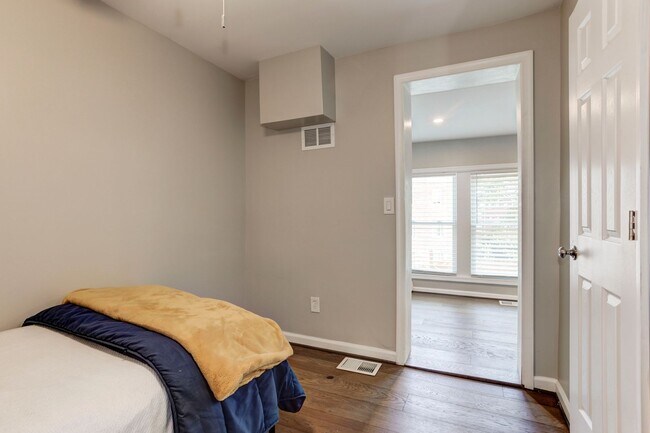 Building Photo - Trinidad Rowhome | 2 Bed | 1 Bath | 800 Sf | Large Fenced-In Front Porch & Fenced-in Backyard | 2...