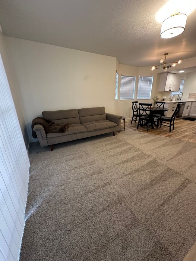 Building Photo - Partially furnished condo in Orem