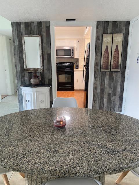 Building Photo - 715 Lori Dr