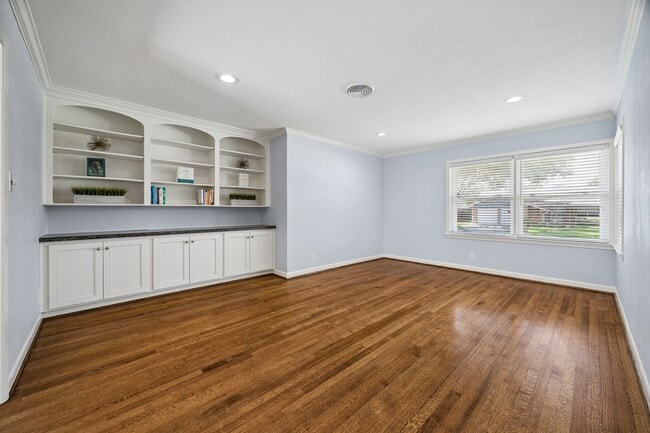 Building Photo - 2202 Lazybrook Dr