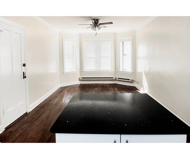 Building Photo - 3841 N Greenview Ave