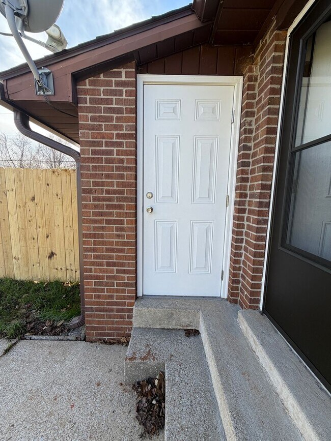 Building Photo - 2720 Debbie Dr