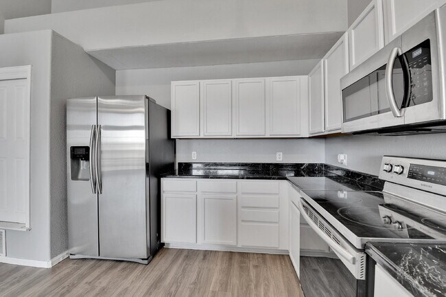 Building Photo - $2,100 - 2 Bed, 2 Bath Updated Townhome in...