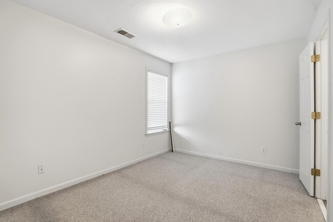 Building Photo - 1198 Island Pl E