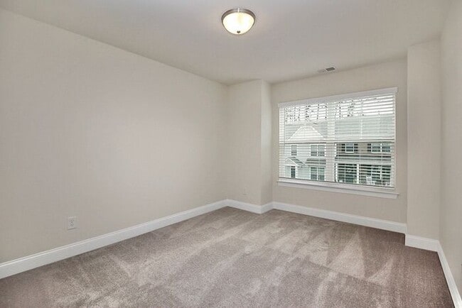 Building Photo - Stunning 3BD/2.5BA Townhome Minutes from Historic Belmont!