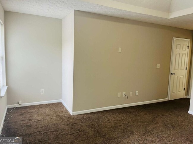Building Photo - 690 Escalade Dr