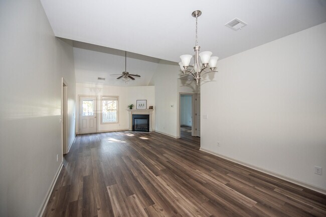 Building Photo - 915 Erika Ln