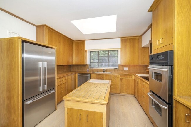 Building Photo - Stately Two Story Home w/ Serene Backyard in Crescent Park