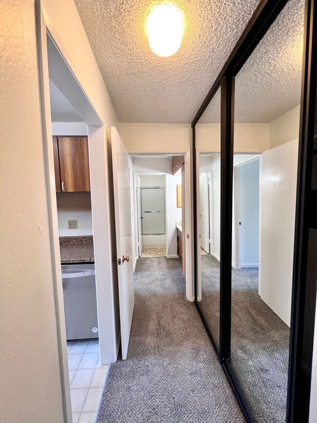 Building Photo - Large sunny 1 bedroom with lush courtyard ...