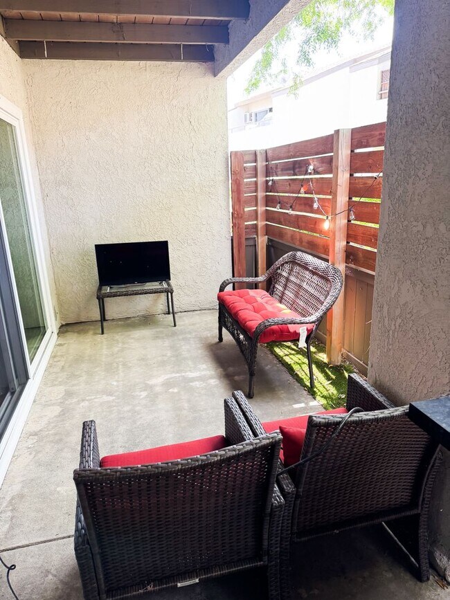 Building Photo - Charming Lake Forest Condo Ready for You! ...