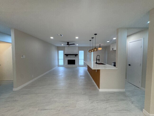 Building Photo - Newly Remodeled 3 Bd | 2 Ba | 2 Car Garage in NW Oxbox! Move In Ready!