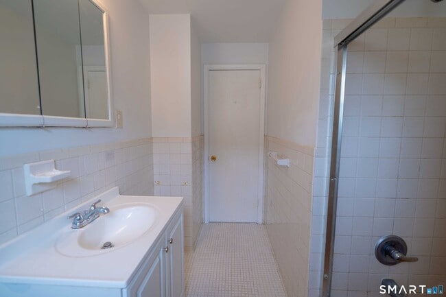 Building Photo - 326 Grovers Ave