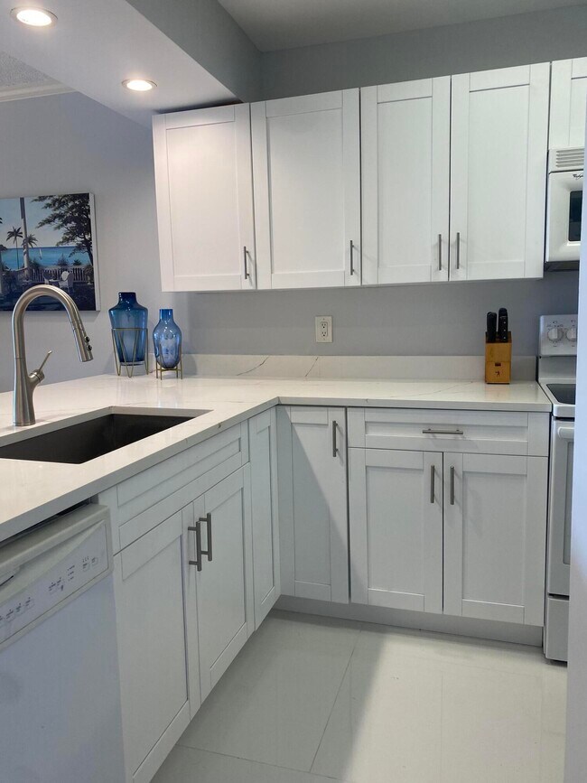 Building Photo - 14 Royal Palm Way