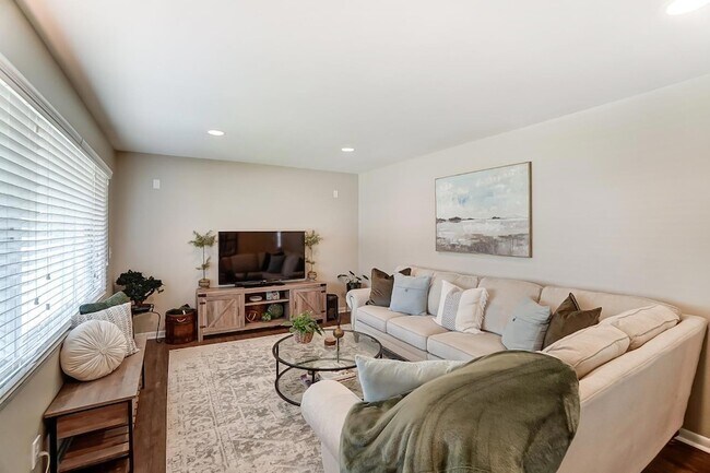 Building Photo - 1599 Yellowglen Dr